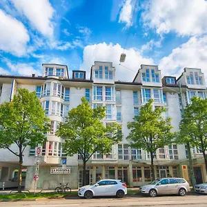 4* Szálloda Leonardo West